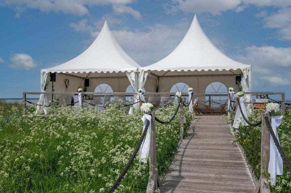 Die Pagodenpavillons auf der Trauplattform in Stein