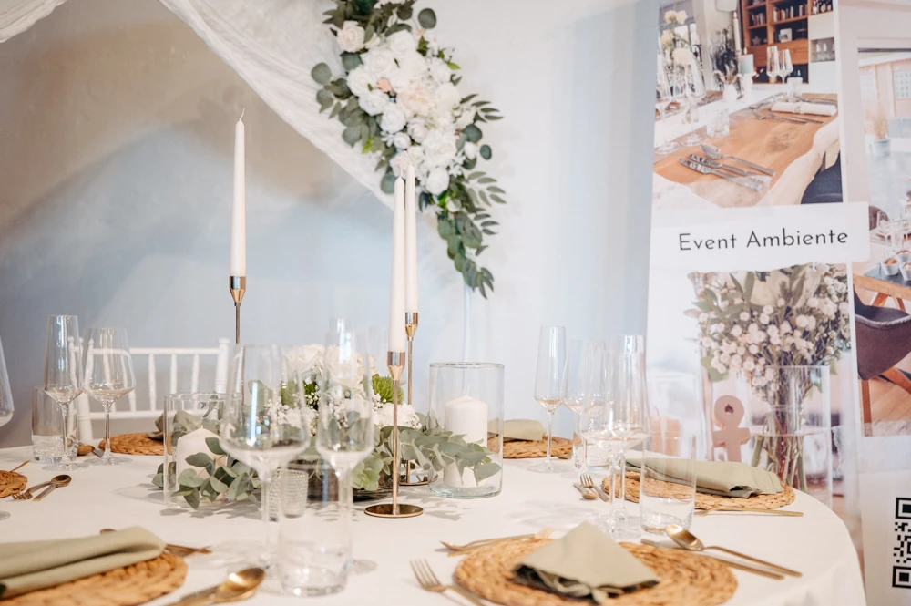 Elegant eingedeckter Hochzeitstisch mit Kerzen und Blumendekoration von Feierzauber