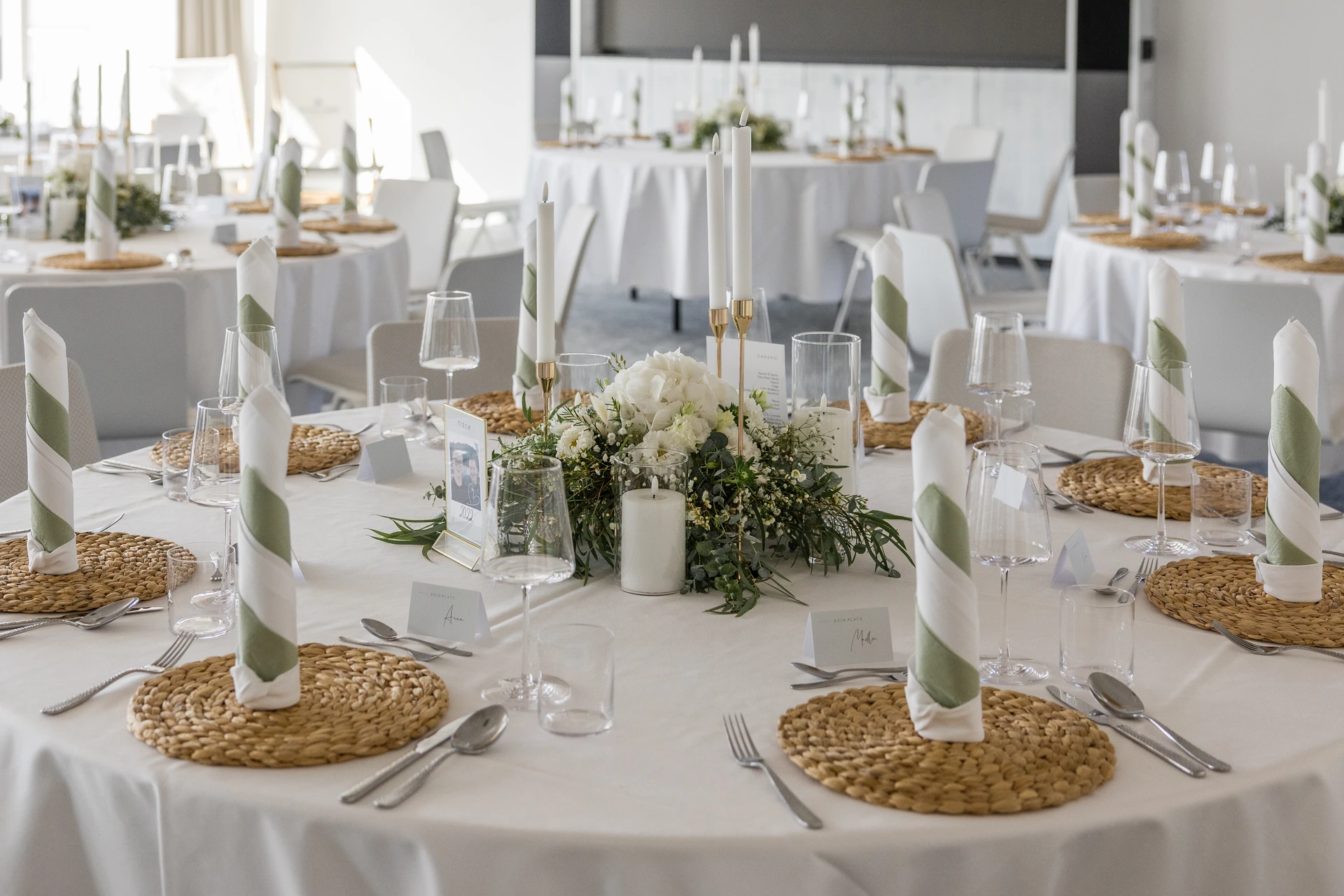 Elegant eingedeckter Hochzeitstisch mit Kerzen und Blumendekoration von Feierzauber